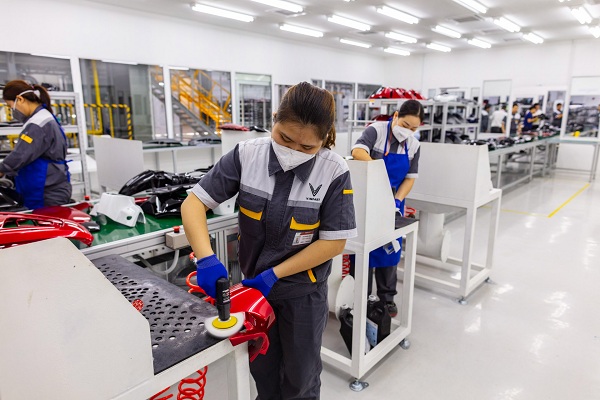 Yếu tố bảo vệ môi trường và an toàn cho cán bộ, công nhân viên nhà máy cũng là ưu tiên hàng đầu của VinFast. Các dây chuyền tự động đều được trang bị cảm biến, hệ thống giám sát sẵn sàng dừng hoạt động  khi có bất thường.