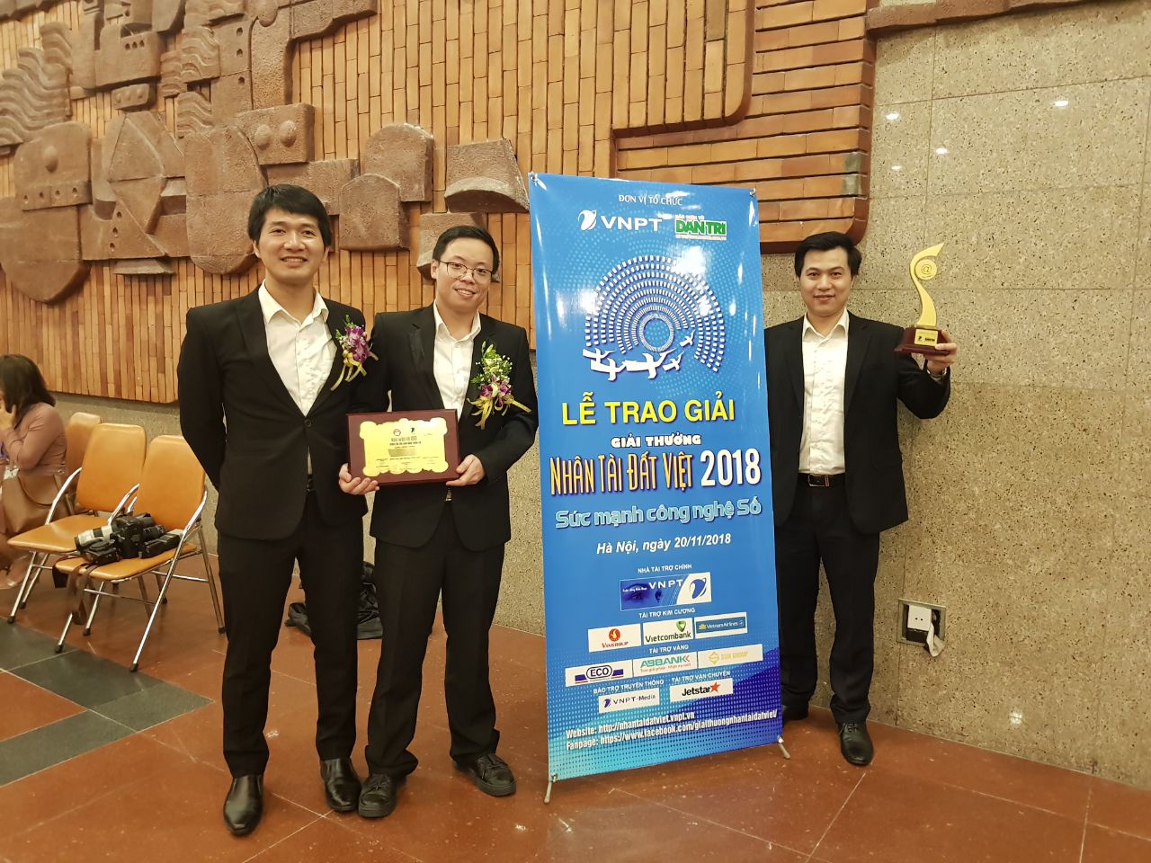 Nhóm tác giả VNPT SmartCloud tại Lễ trao giải Nhân tài Đất Việt 2018