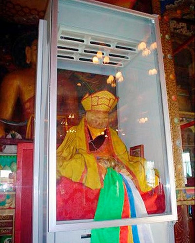 Phát ngôn viên của hội Phật giáo Truyền thống Sangha là Tubden Baldanov cũng cho hay Lạt Ma Dashi-Dorzho Itigilov đã đứng dậy và đi lại trong tu viện.