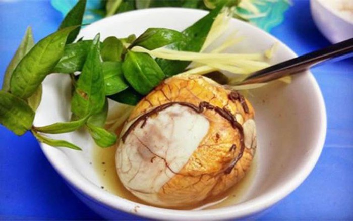 Trứng vịt lộn là món ăn bình dân bổ dưỡng phổ biến ở Việt Nam.
