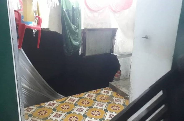 Đoạn tường ở gia đình nạn nhân bị sập, dẫn đến việc 2 phụ nữ bị cuốn trôi vào mương nước. Ảnh: HT.