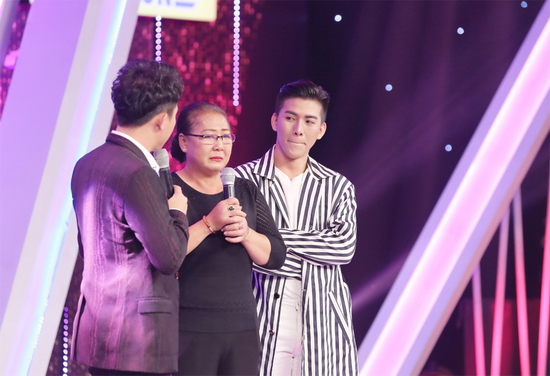  Mẹ Lâm Nguyễn rất tự hào và xúc động khi chia sẻ về con trai. 