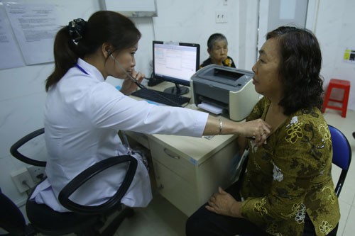 Người dân TP HCM khám bệnh BHYT tại Bệnh viện Đa khoa Sài Gòn Ảnh: HOÀNG TRIỀU